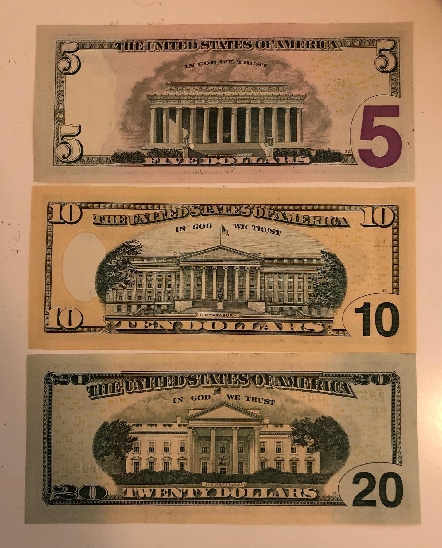 Dollars sehen von hinten echt aus wie Spielgeld 😳